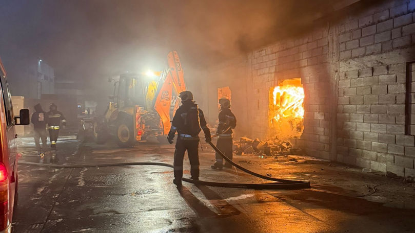 Incendiu masiv în Capitală: Arde un depozit de materiale de construcții