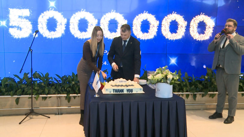Pasagera cu numărul 5 milioane, întâmpinată cu muzică pe aeroportul din Chișinău