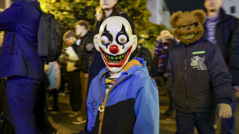 Un copil a înjunghiat un bărbat care nu i-a dat bomboane de Halloween