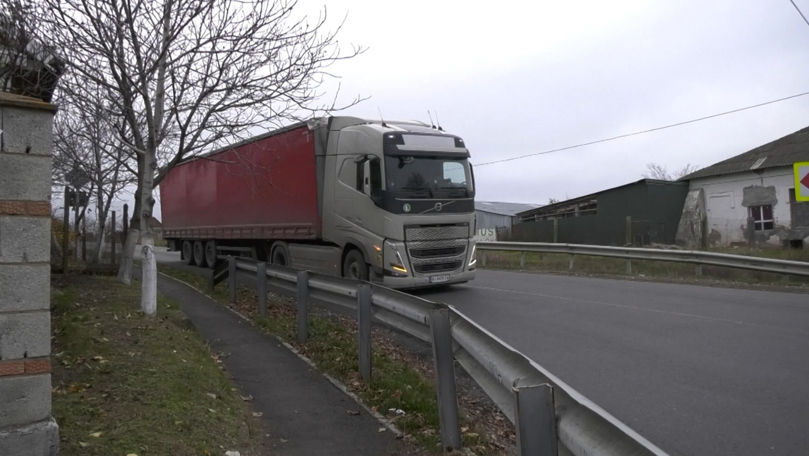Locuitorii din Grigorievca, săturați de TIR-uri. Li s-a promis un drum de ocolire
