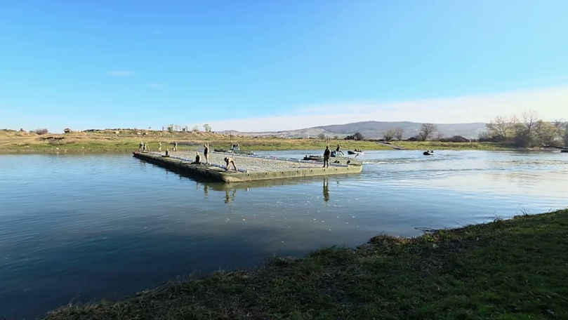 Exercițiu NATO în România: Militarii au construit în timp-record un pod plutitor