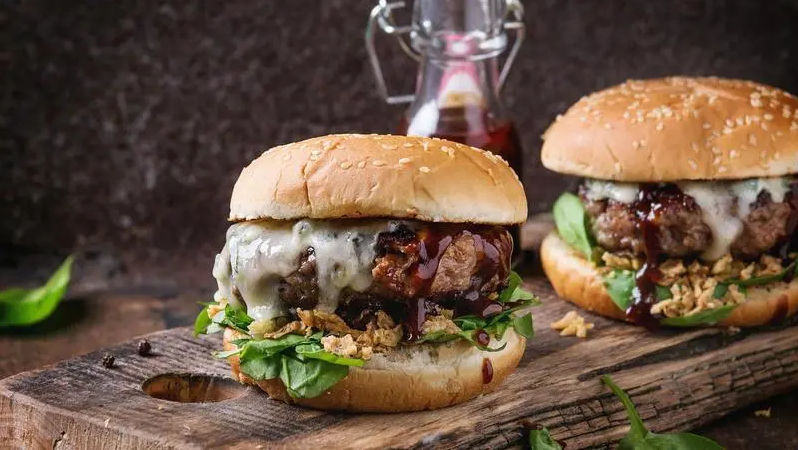 Moarte neașteptată după un hamburger. Un bărbat a avut o alergie rară la carnea roșie