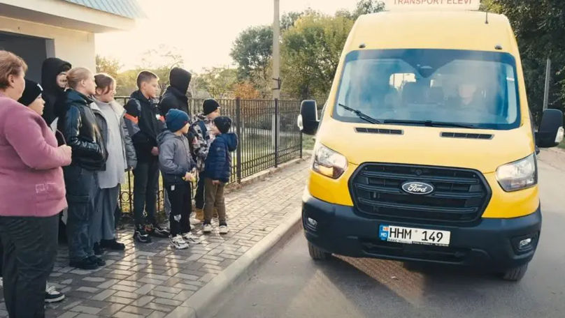 Elevii din Taraclia călătoresc mai sigur cu noile autobuze școlare