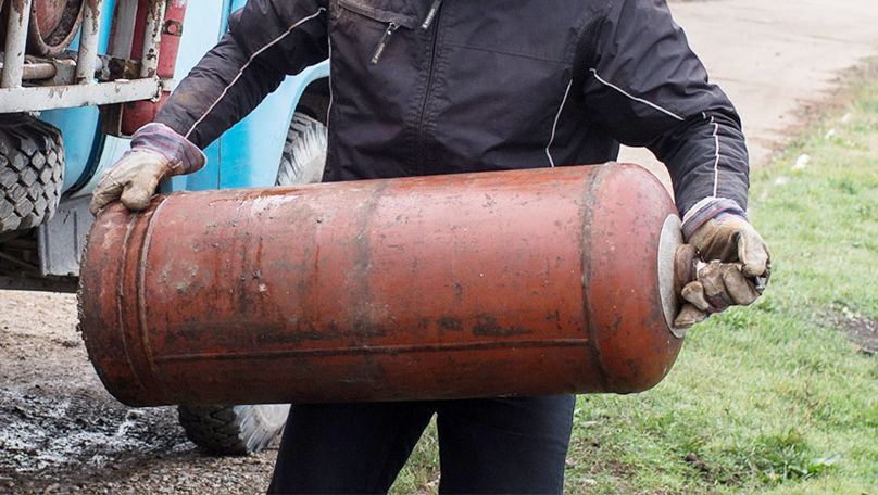 Pericol de explozie: Pompierii au scos patru butelii cu gaz dintr-o casă în flăcări