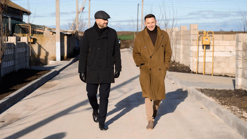 De ce un drum reparat de Emilian Crețu costă mai puțin decât cele făcute de stat