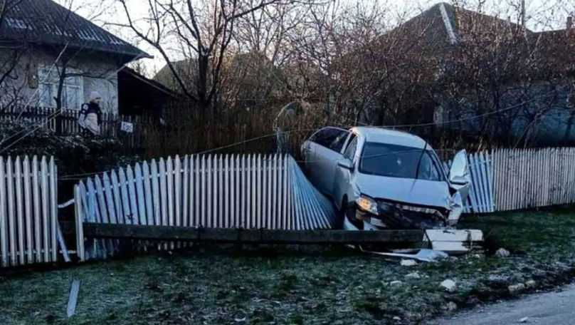 Accident la Sângerei: Un șofer a ajuns cu mașina în gardul unei gospodării