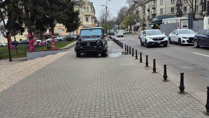 Accident „scump” în Chișinău: Un Mercedes G-Class a ajuns într-un pilon
