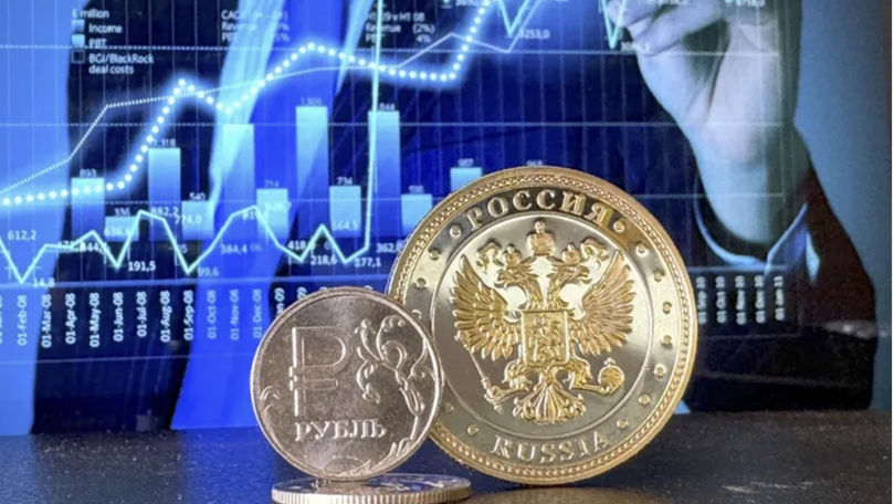 Bloomberg: Rubla a devenit cea mai puternică monedă din 2025