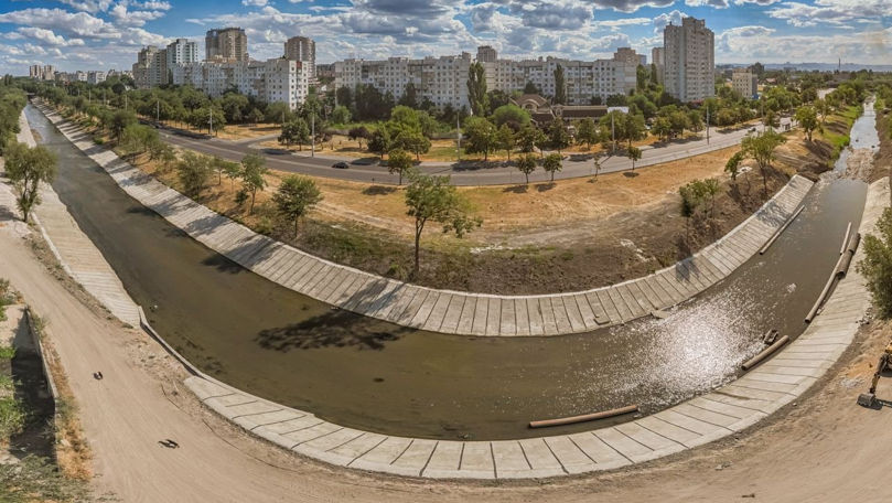 Albia râului Bâc a fost curățată de nămol, iar malurile au fost betonate