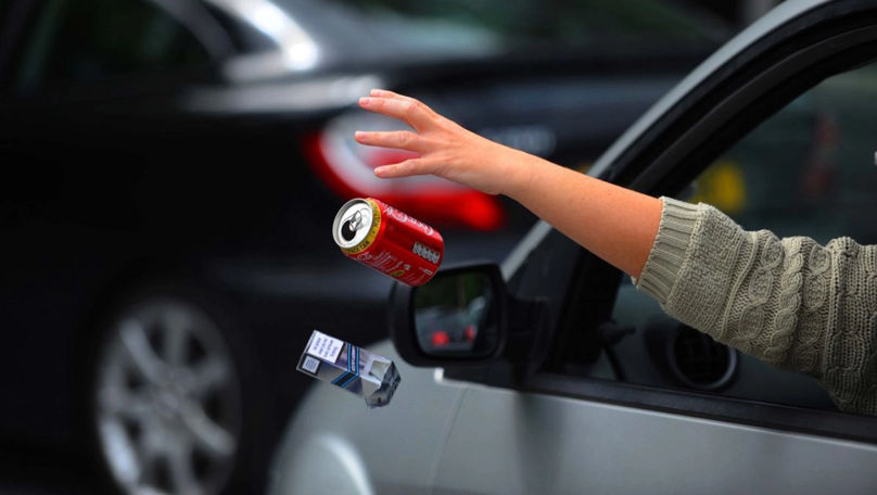 Gest surprins în trafic: Un taximetrist aruncă gunoiul pe geam