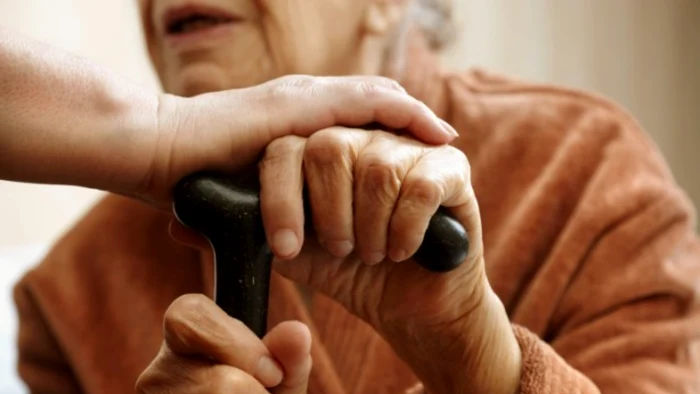 O badantă moldoveancă din Italia și bătrâna asistată, amenințate cu cuțitul de un bărbat