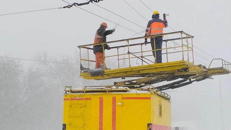 Peste 12.000 de consumatori din România rămân fără electricitate din cauza ninsorilor