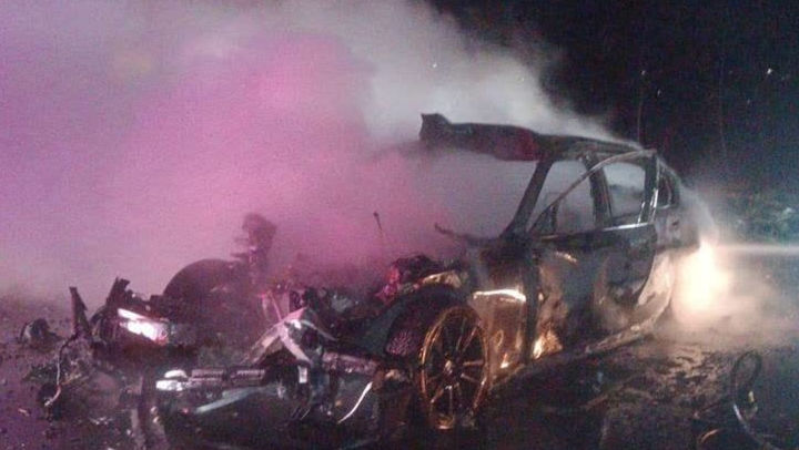 Accident grav la Sipoteni: O mașină a luat foc după ce s-a tamponat cu un tractor