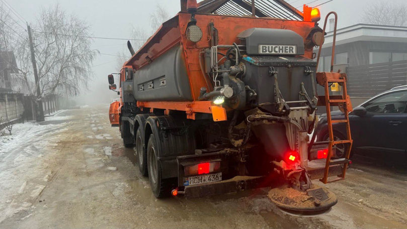Primăria Chișinău a oferit peste 300 de tone de material antiderapant suburbiilor