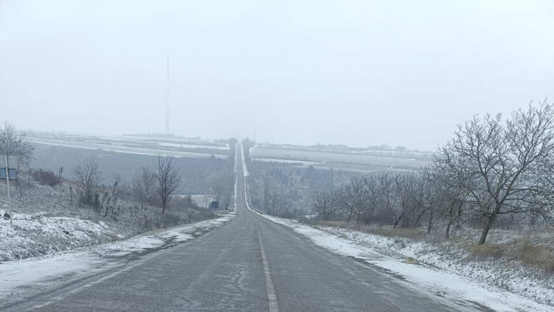 Pe drumurile din țară se circulă în condiții de iarnă: Drumarii, la datorie