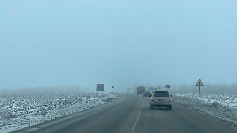 Ceață densă pe drumurile din Moldova. Avertismentul Poliției pentru șoferi