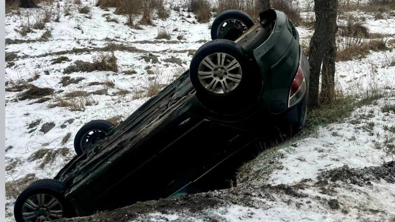 O mașină s-a răsturnat: Nu era echipată corespunzător sezonului rece