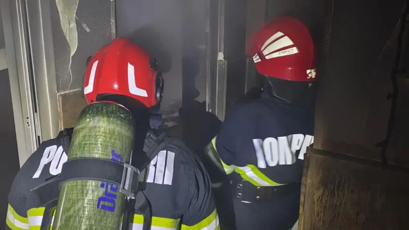 Apartament cuprins de flăcări la Râbnița. O femeie și nepotul ei au ajuns la spital