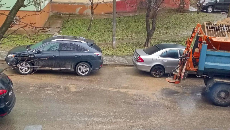 O mașină, distrusă după ce un camion a derapat pe un drum acoperit cu gheață