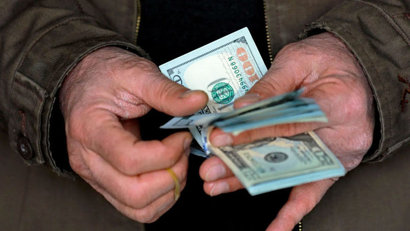 Un pensionar de 80 de ani din Ucraina, înșelat de doi escroci din Moldova