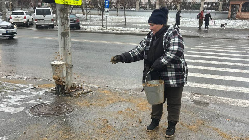 Ghețuș pe străzile și trotuarele din Capitală: Serviciile municipale împrăștie nisip