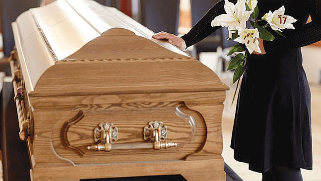 Momentul în care un sicriu cade dintr-o mașină funerară în mijlocul străzii