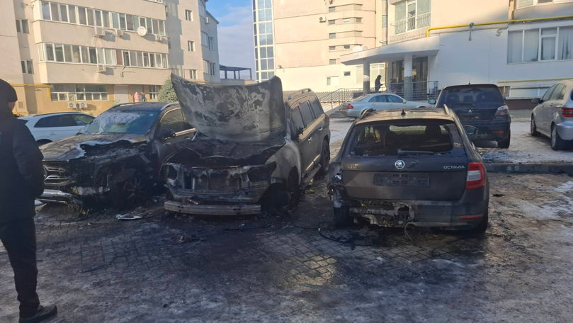 Trei mașini au ars ca niște torțe în Chișinău. Presa: Ar aparține unui membru al unei grupări