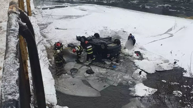 O femeie și cinci copii au căzut cu mașina într-un râu din Suceava