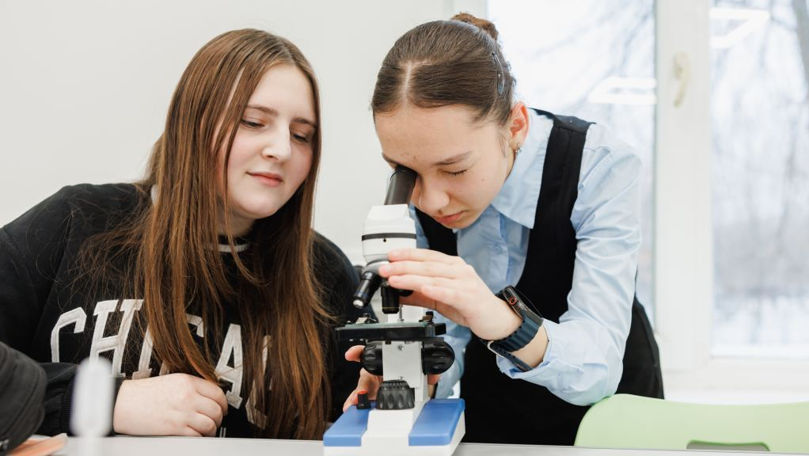 Laboratoare moderne și roboți în nouă școli din Moldova, cu sprijinul UE
