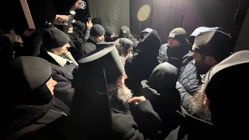 Scandalul de la biserica din Dereneu continuă. Ușa lăcașului ar fi fost ruptă