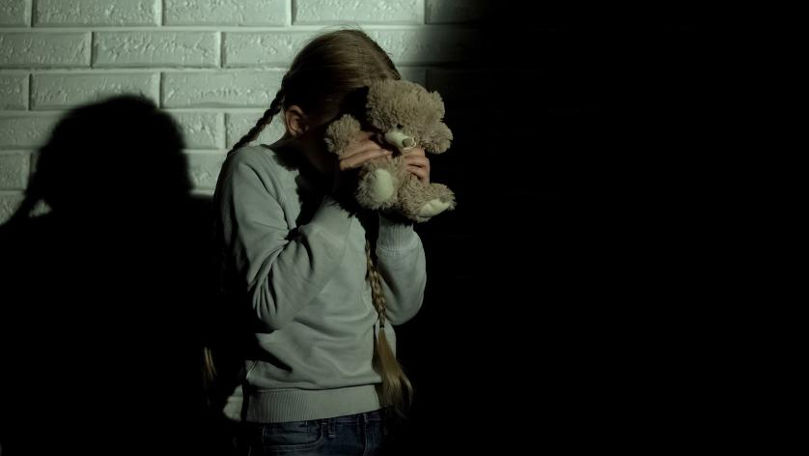 O copilă de 9 ani, abuzată sexual în centrul țării. Poliția caută făptașul