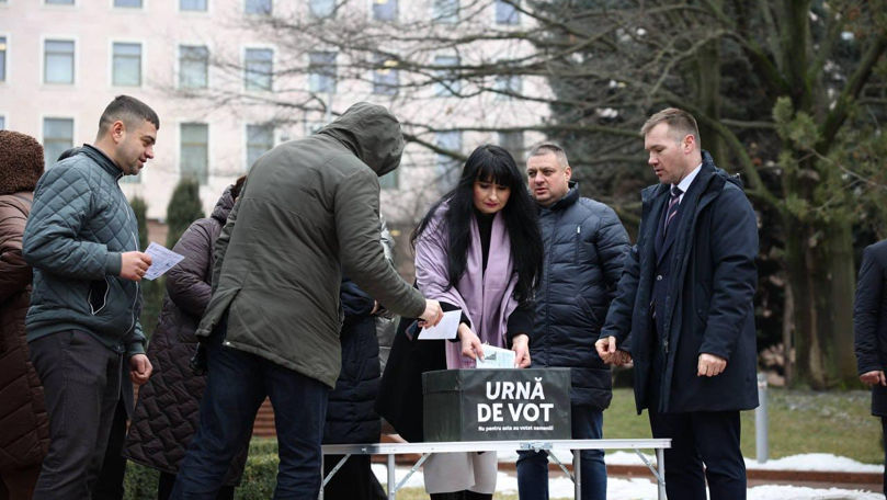 Flashmob cu „urnă de vot” și facturi. Deputat: Nota de plată, la următoarele alegeri