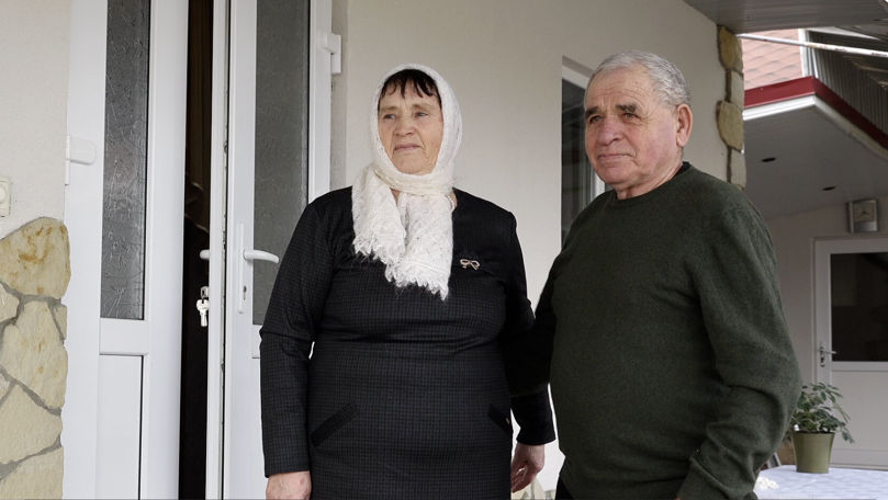 Împreună de 53 de ani. Un cuplu din Sângerei: Când unul tace, celălalt face