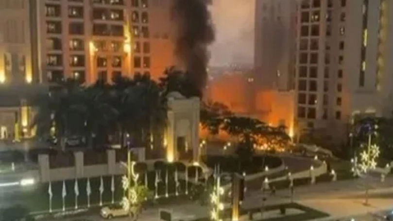 Atac cu rachete iraniene în Dubai: Incendiu la un hotel de lux și haos în aeroporturi