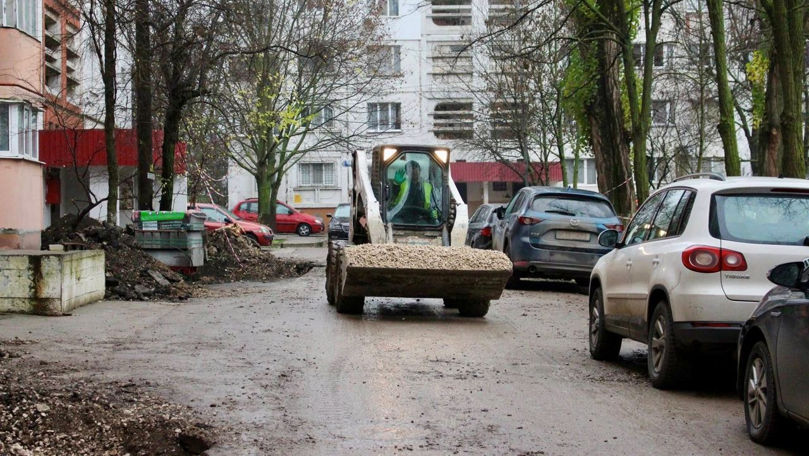 Programul „Curtea Europeană”, blocat de iarnă: Locatarii din Ciocana reclamă lucrări abandonate
