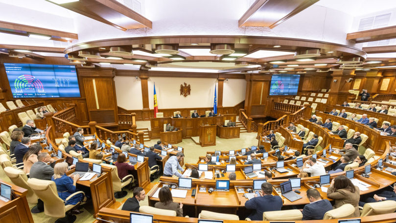 Promo-LEX: Ședința Parlamentului, marcată de modificări constante ale ordinii de zi