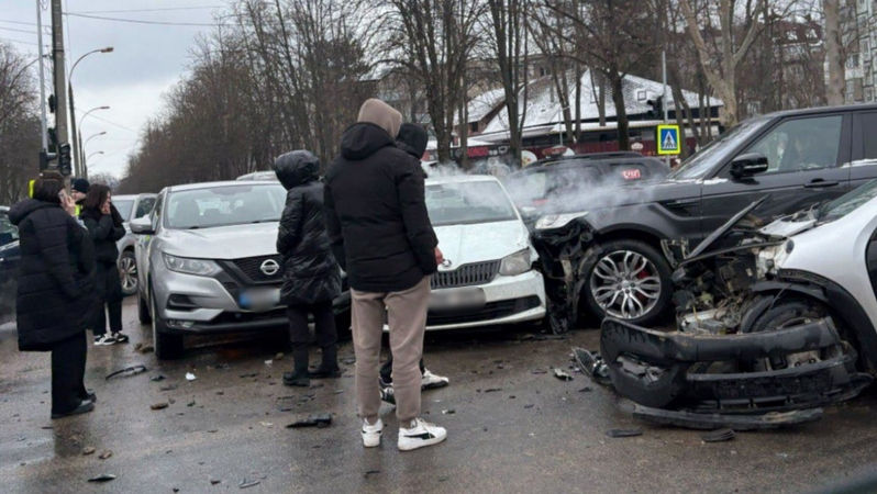 Carambol în Capitală: Patru mașini, boțite după ce nu au putut împărți o intersecție