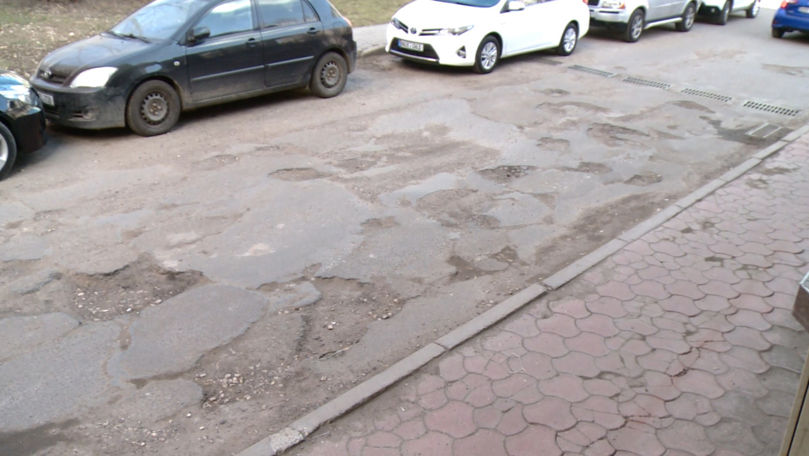 Curțile blocurilor, pline de gropi după iarnă: Locatarii cer intervenții urgente
