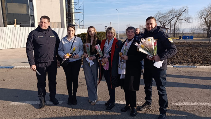 Surpriză pentru femei la frontieră: Felicitări de 8 Martie din partea vameșilor