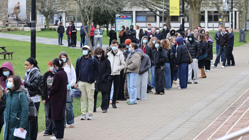 Focar de meningită în Regatul Unit. Studenții stau la coadă pentru vaccin