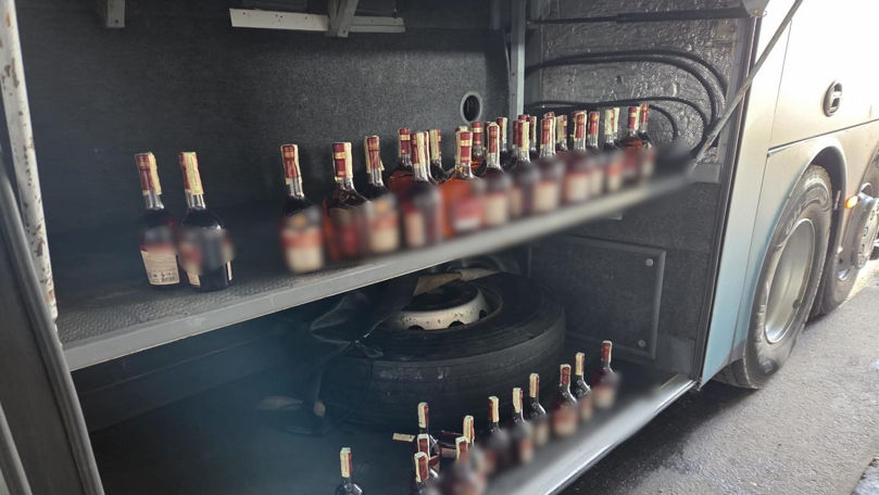 Peste 40 sticle de divin, ascunse într-un autocar din Moldova, descoperite la Albița
