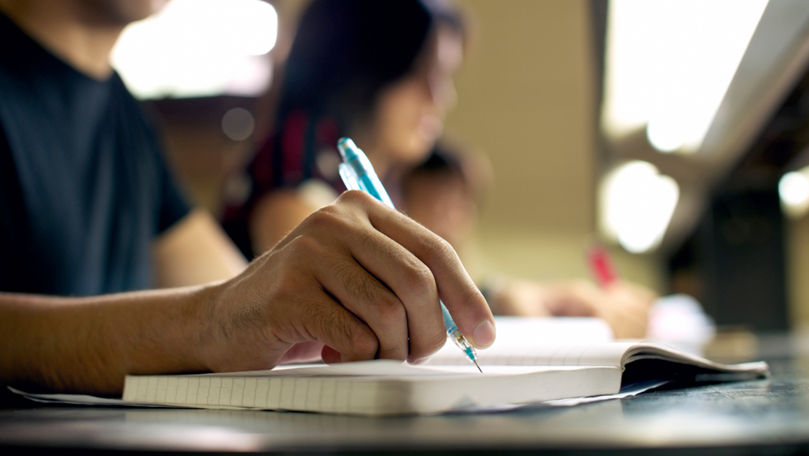 Studenții spun că bursele nu acoperă costurile ridicate și sunt nevoiți să muncească