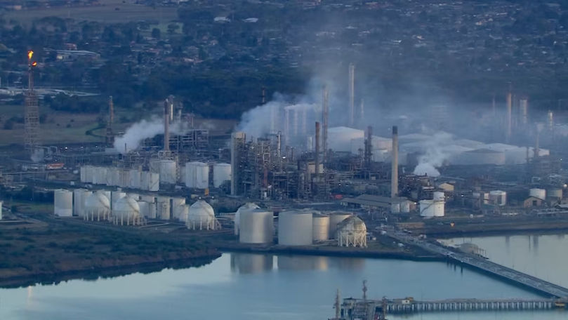 Incendiu la cea mai mare rafinărie din Australia. Producția de carburanți e afectată