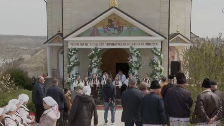 Festival pascal în curtea bisericii de la Dănceni: Oamenii au vestit Învierea prin cântec
