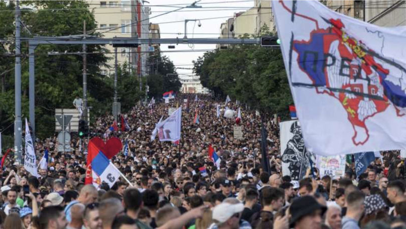 Zeci de mii de oameni au protestat la Belgrad și au cerut alegeri anticipate