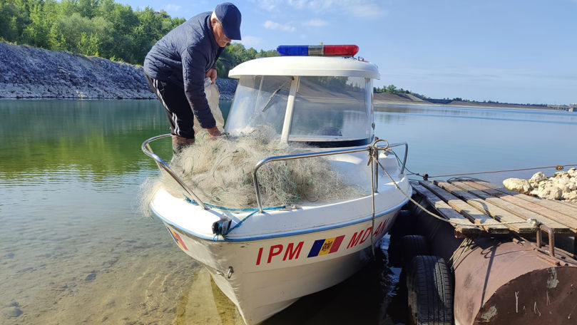 Plase ilegale de 160 de metri, scoase din lacul de acumulare Costești-Stânca