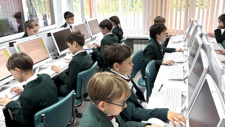 Elevii de clasa a IV-a din două instituții au susținut evaluarea la limba română în format digital