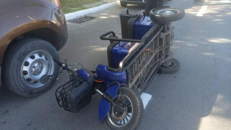 Un cuplu din Bender s-a răsturnat cu scuterul electric: O femeie, la spital
