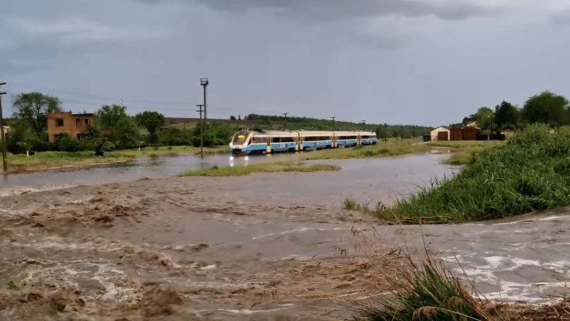 Haos la Ungheni după furtună: Un tren, blocat și drumuri inundate
