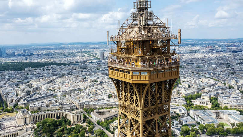 Șase persoane, arestate după ce au arborat un steag palestinian pe Turnul Eiffel